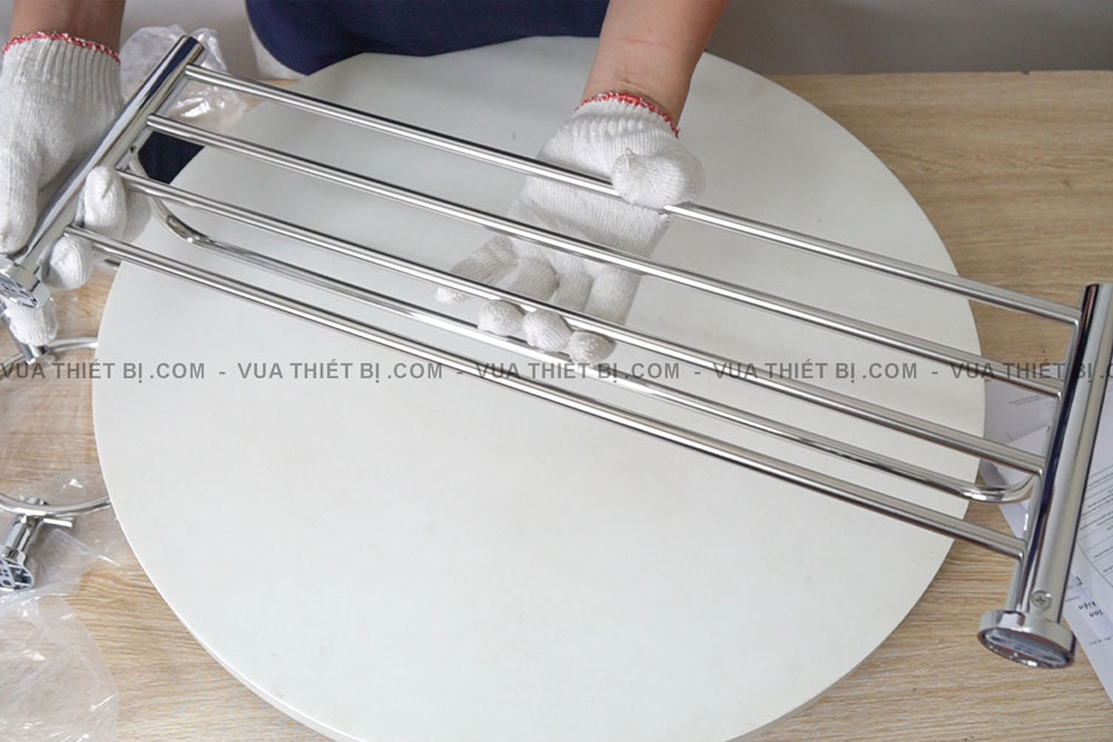 Anh thuc te Gia treo khan TOTO YTS406BV 1