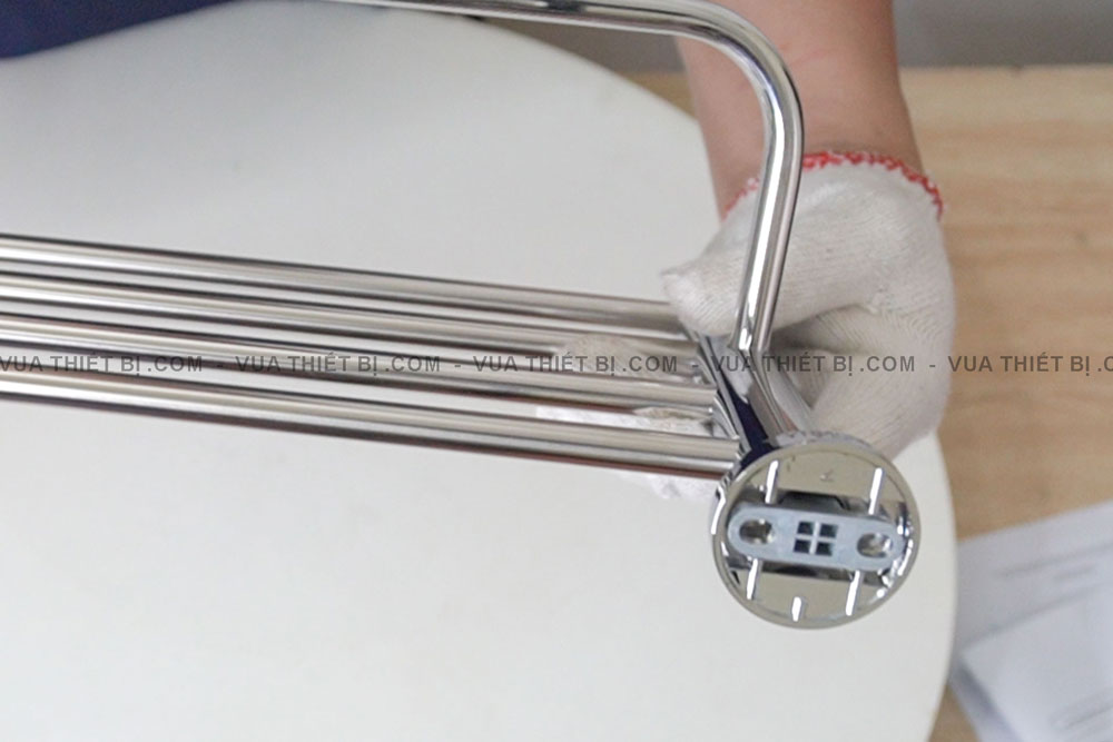 Anh thuc te Gia treo khan TOTO YTS406BV 3