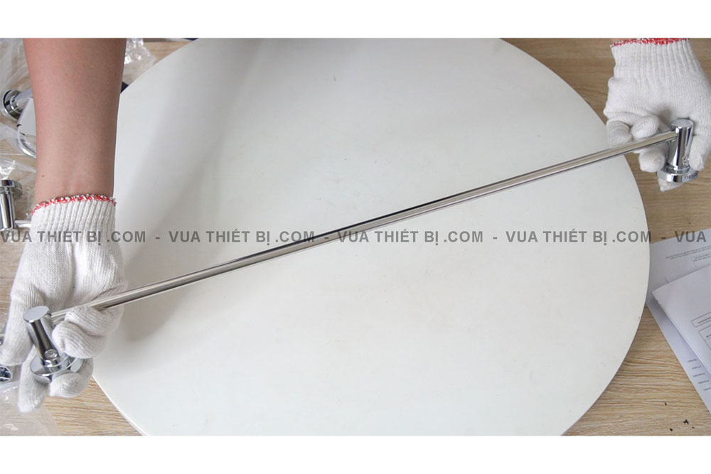 Anh thuc te Thanh treo khan TOTO YT406S6RV 1