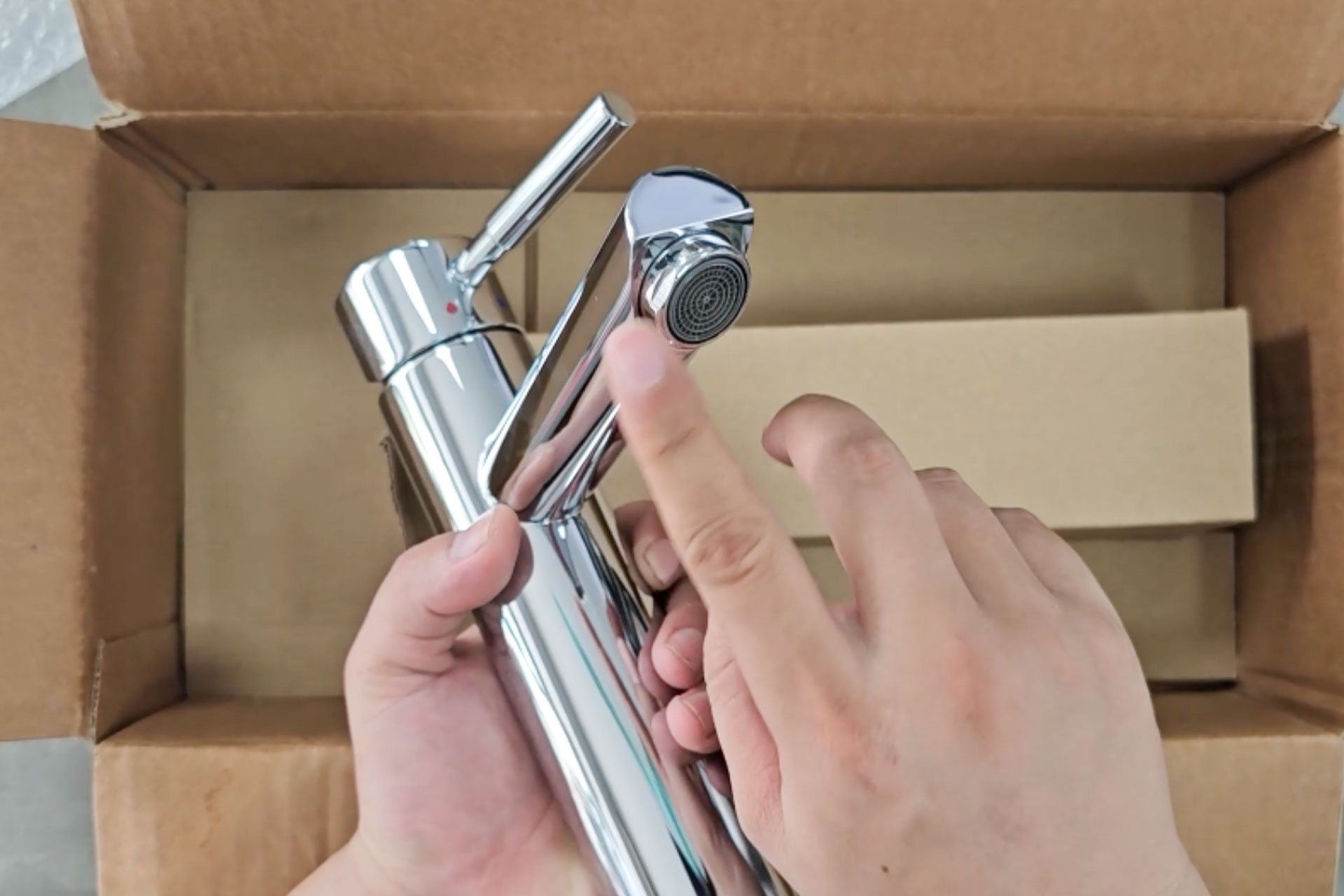 Hinh anh thuc te Voi lavabo INAX LFV 8000SH2 co cao nong lanh 2