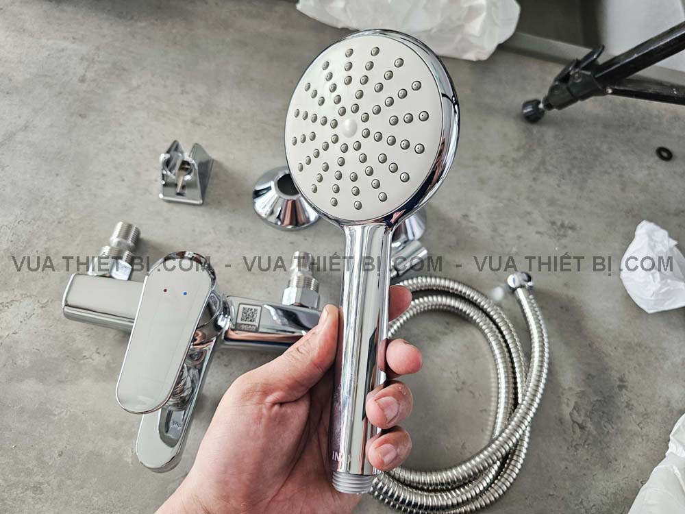 Hinh anh thuc te Voi sen tam INAX BFV 2013S nong lanh 5