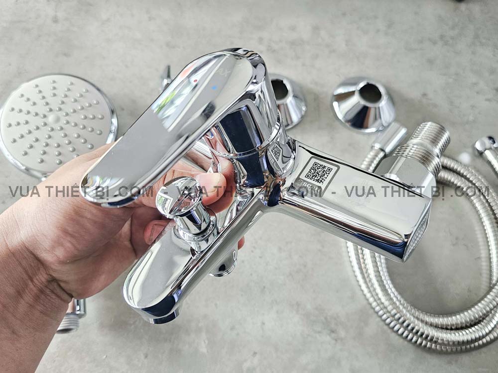 Hinh anh thuc te Voi sen tam INAX BFV 2013S nong lanh 6