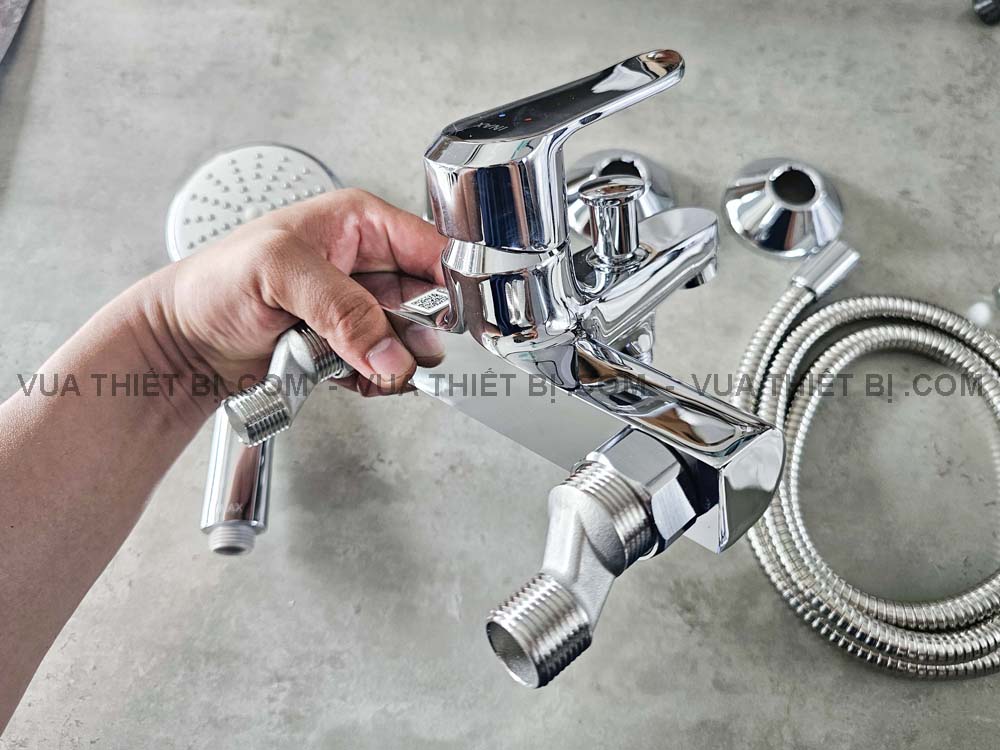 Hinh anh thuc te Voi sen tam INAX BFV 2013S nong lanh 8