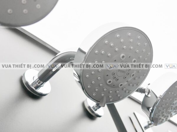 anh thuc te bat sen am tuong toto tbw01013b gan tuong 1