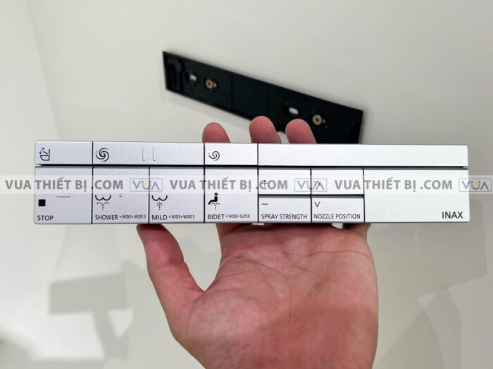 anh thuc te bon cau 1 khoi inax satis g ac g216vn aqua ceramic nap rua dien tu 7