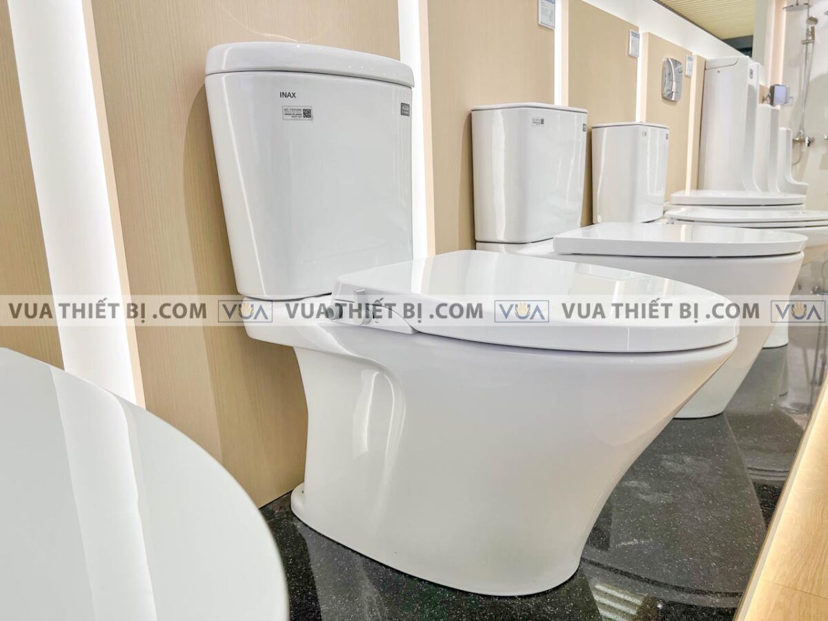 anh thuc te bon cau 2 khoi inax ac 700a cw s15vn aqua ceramic nap rua co 3