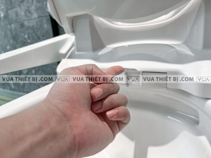 anh thuc te bon cau 2 khoi toto cs767rw7 nap rua dien tu tcf6631a 9