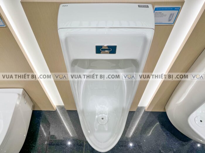 anh thuc te bon tieu nam inax asu 500v cam ung dung pin treo tuong 2