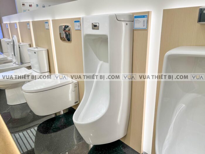 anh thuc te bon tieu nam inax asu 500v cam ung dung pin treo tuong 3