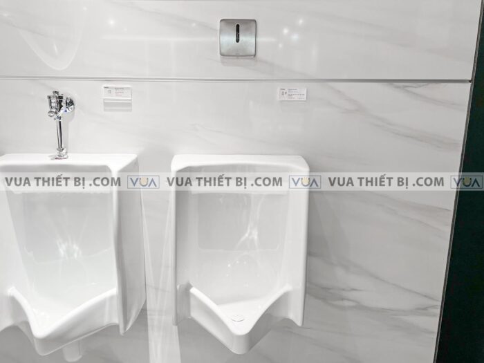 anh thuc te bon tieu nam toto ut445h treo tuong 1