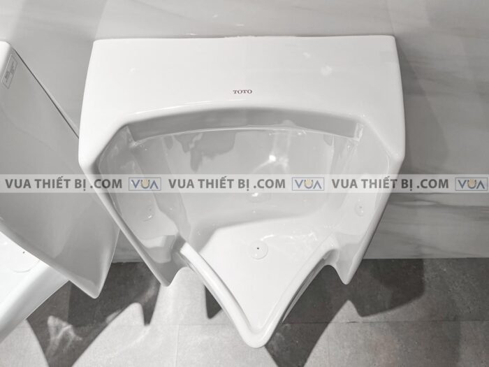 anh thuc te bon tieu nam toto ut445h treo tuong 3