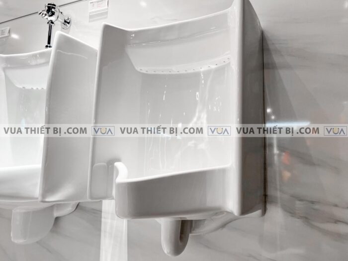 anh thuc te bon tieu nam toto ut445h treo tuong 4