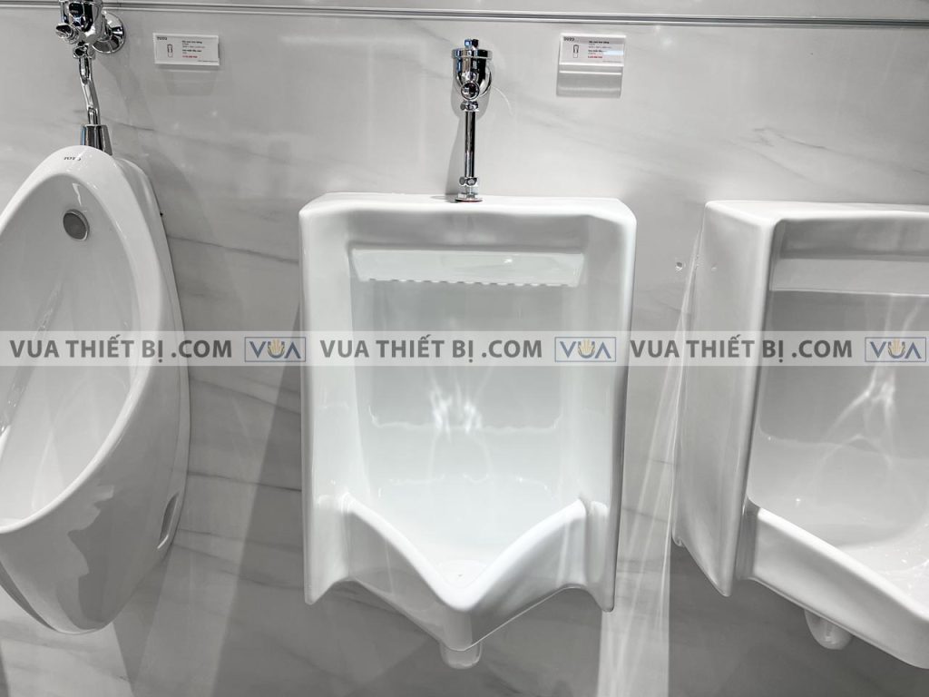 anh thuc te bon tieu nam toto ut447s treo tuong 1