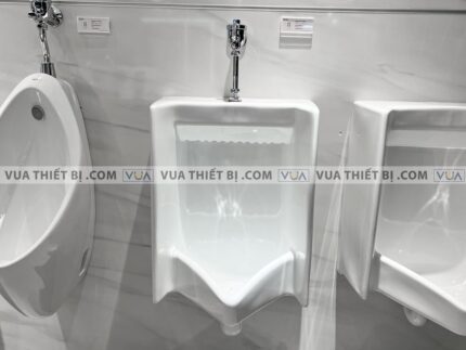 anh thuc te bon tieu nam toto ut447s treo tuong 1