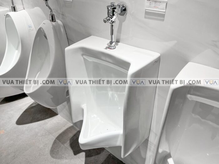 anh thuc te bon tieu nam toto ut447s treo tuong 2