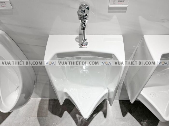 anh thuc te bon tieu nam toto ut447s treo tuong 3