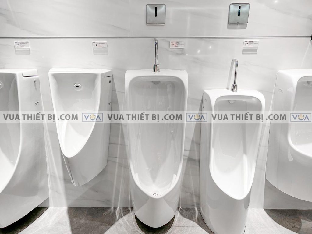 anh thuc te bon tieu nam toto ut500t treo tuong 1