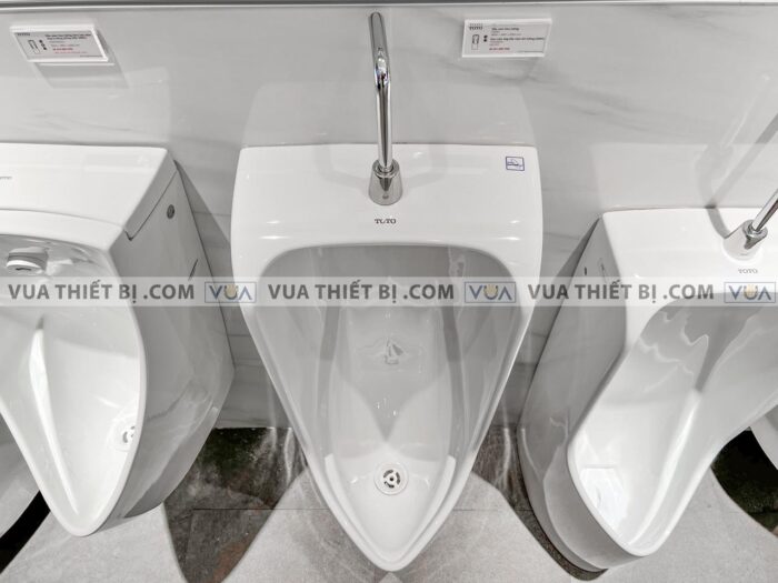 anh thuc te bon tieu nam toto ut500t treo tuong 2