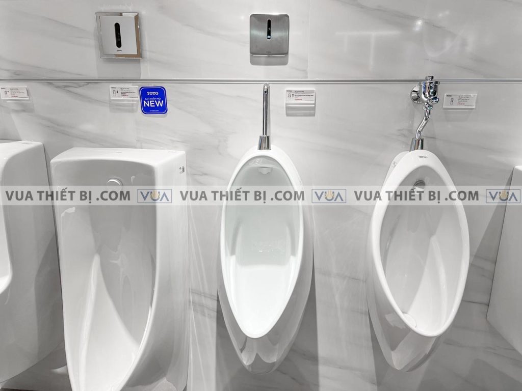 anh thuc te bon tieu nam toto ut560t treo tuong 1