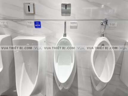 anh thuc te bon tieu nam toto ut560t treo tuong 1