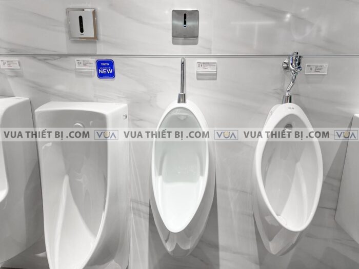 anh thuc te bon tieu nam toto ut560t treo tuong 1