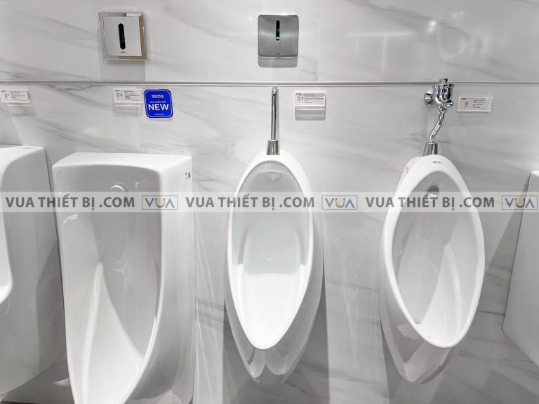 anh thuc te bon tieu nam toto ut560t treo tuong 1