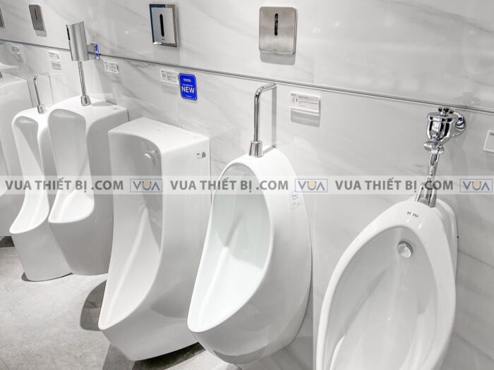 anh thuc te bon tieu nam toto ut560t treo tuong 2