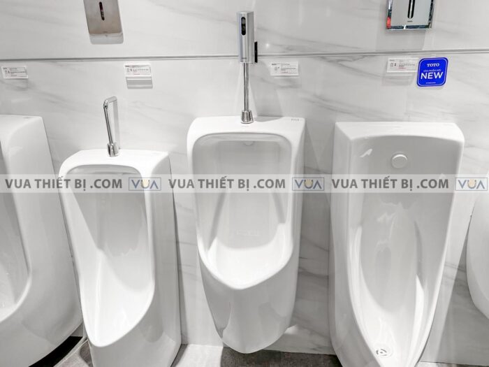 anh thuc te bon tieu nam toto ut570t treo tuong 1