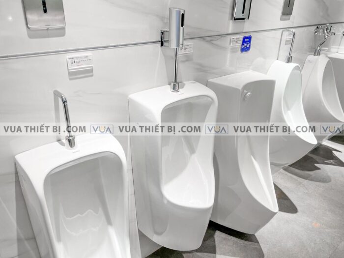 anh thuc te bon tieu nam toto ut570t treo tuong 3