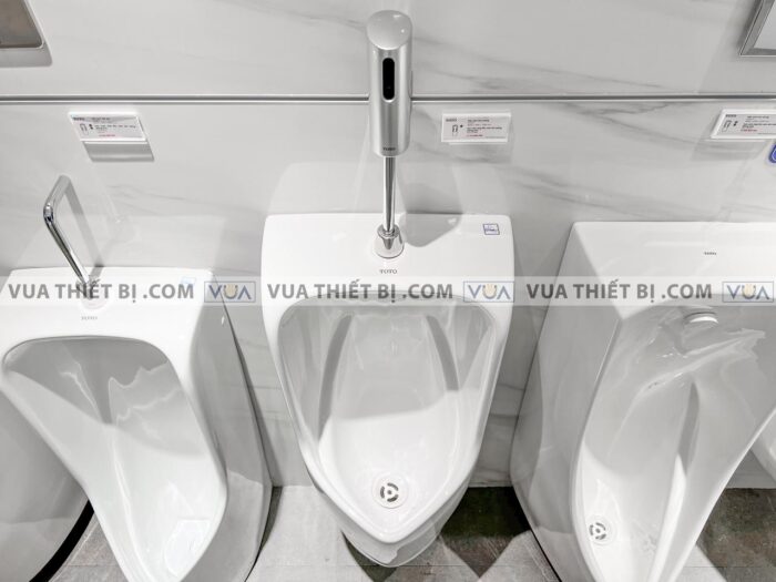 anh thuc te bon tieu nam toto ut570t treo tuong 4