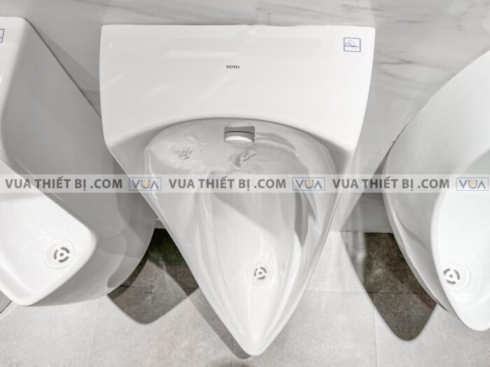 anh thuc te bon tieu nam toto ut901h treo tuong 2