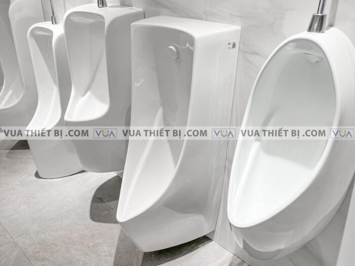 anh thuc te bon tieu nam toto ut901h treo tuong 3