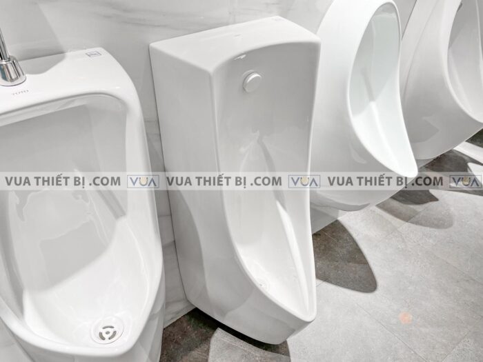 anh thuc te bon tieu nam toto ut901h treo tuong 4