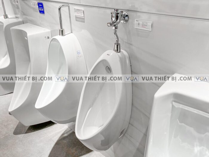 anh thuc te bon tieu nam toto ut904r treo tuong 2