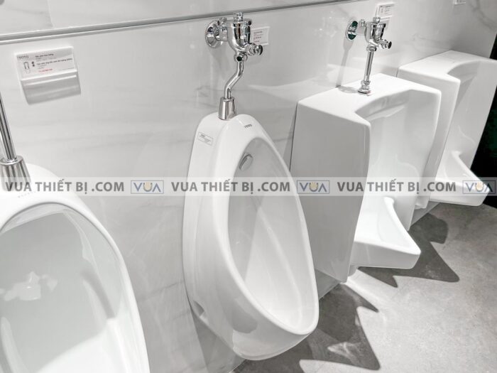 anh thuc te bon tieu nam toto ut904r treo tuong 3