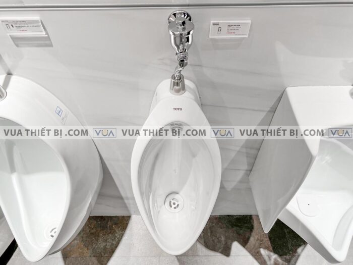 anh thuc te bon tieu nam toto ut904r treo tuong 4