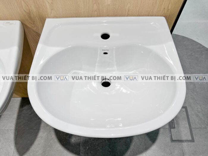anh thuc te chau rua mat lavabo toto lht236cs chan lung treo tuong 1