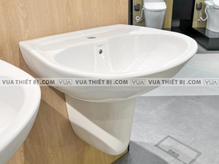 anh thuc te chau rua mat lavabo toto lht236cs chan lung treo tuong 5