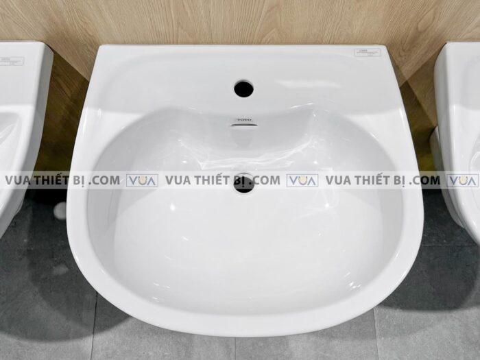 anh thuc te chau rua mat lavabo toto lht239crw chan lung treo tuong 1