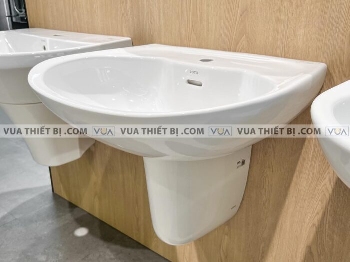 anh thuc te chau rua mat lavabo toto lht239crw chan lung treo tuong 3