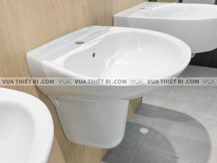 anh thuc te chau rua mat lavabo toto lht300cr lht300cm lht300crm chan lung treo tuong 3