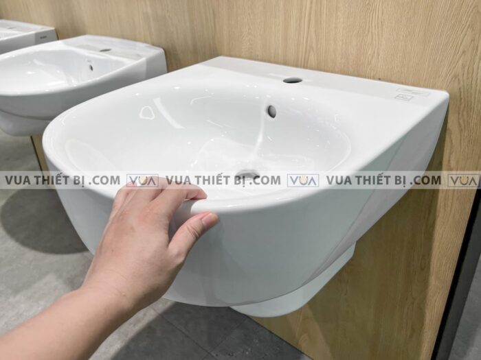 anh thuc te chau rua mat lavabo toto lht766crxw chan lung treo tuong 6