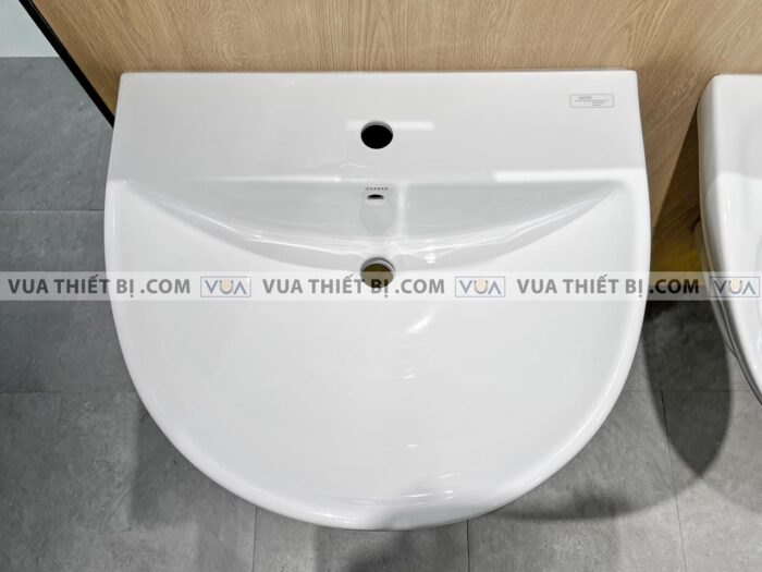 anh thuc te chau rua mat lavabo toto lht947csw chan lung treo tuong 1