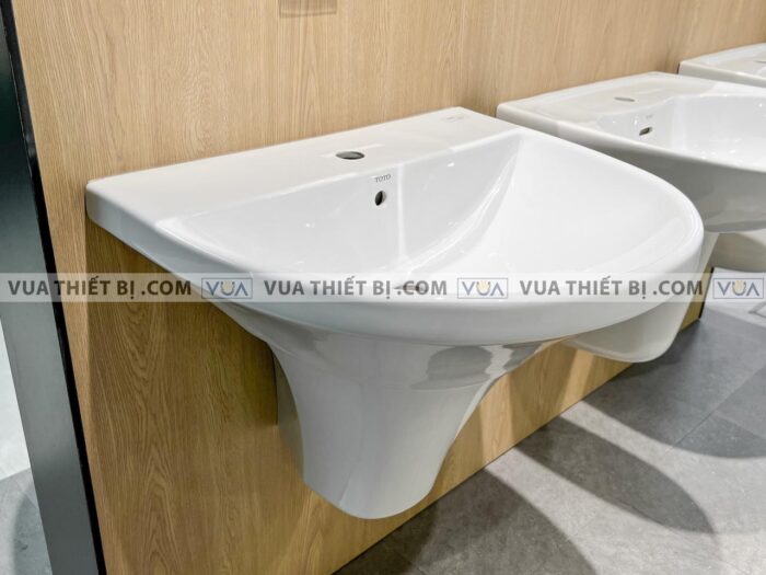 anh thuc te chau rua mat lavabo toto lht947csw chan lung treo tuong 2