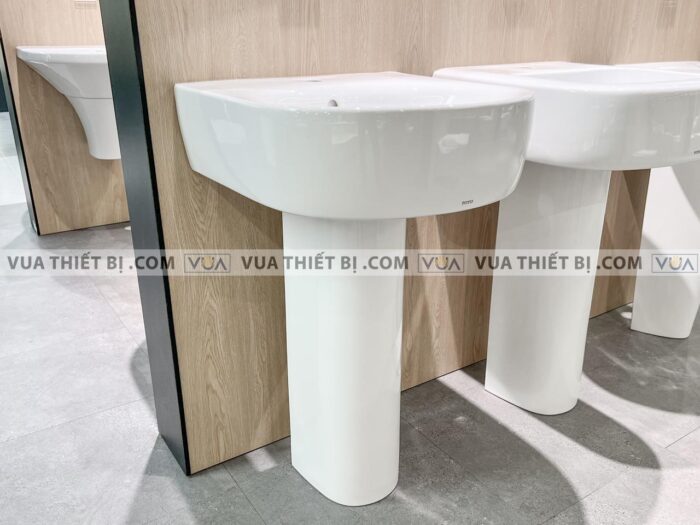 anh thuc te chau rua mat lavabo toto lpt766cxw chan dai treo tuong 1