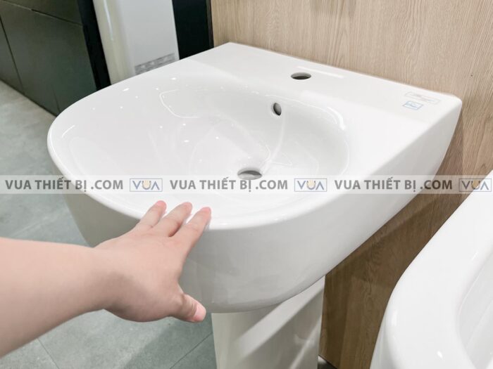 anh thuc te chau rua mat lavabo toto lpt766cxw chan dai treo tuong 5