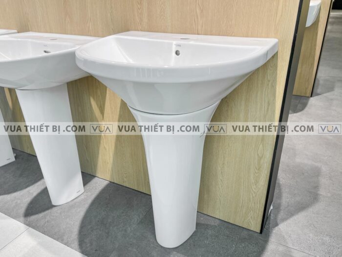 anh thuc te chau rua mat lavabo toto lpt947csw chan dai treo tuong 2