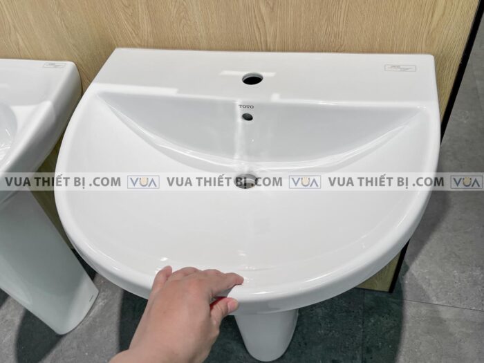 anh thuc te chau rua mat lavabo toto lpt947csw chan dai treo tuong 5