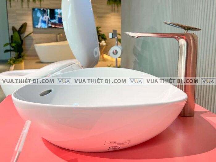 anh thuc te chau rua mat lavabo toto lt4704g19 dat ban voi tlp03301a1bn 3