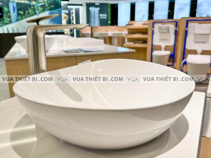 anh thuc te chau rua mat lavabo toto lt4704g19xw dat ban voi tlp03301a1bn 1